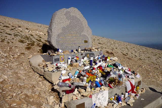 Tom Simpson memorial (Flickr: Mirko Tobias Schaefer)